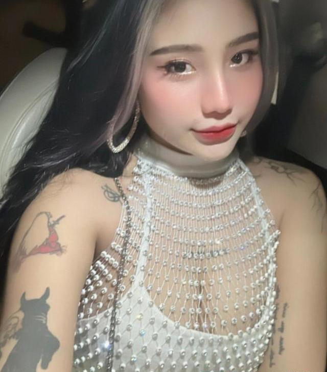 大胸纹身小妹